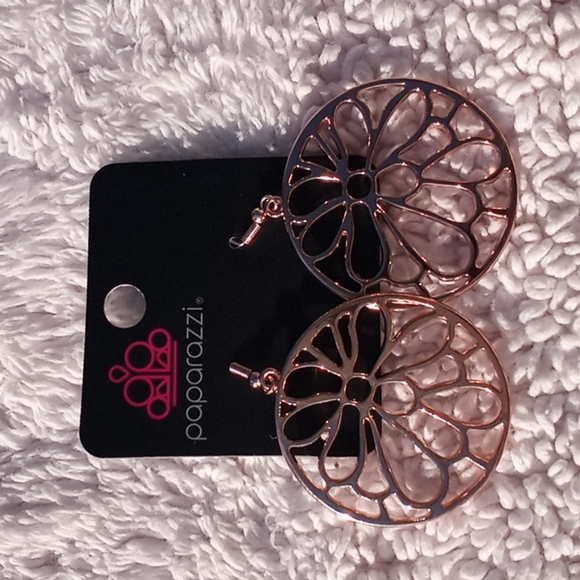 paparazzi Jewelry - Glowing Glades Rose Gold Earrings. NWT